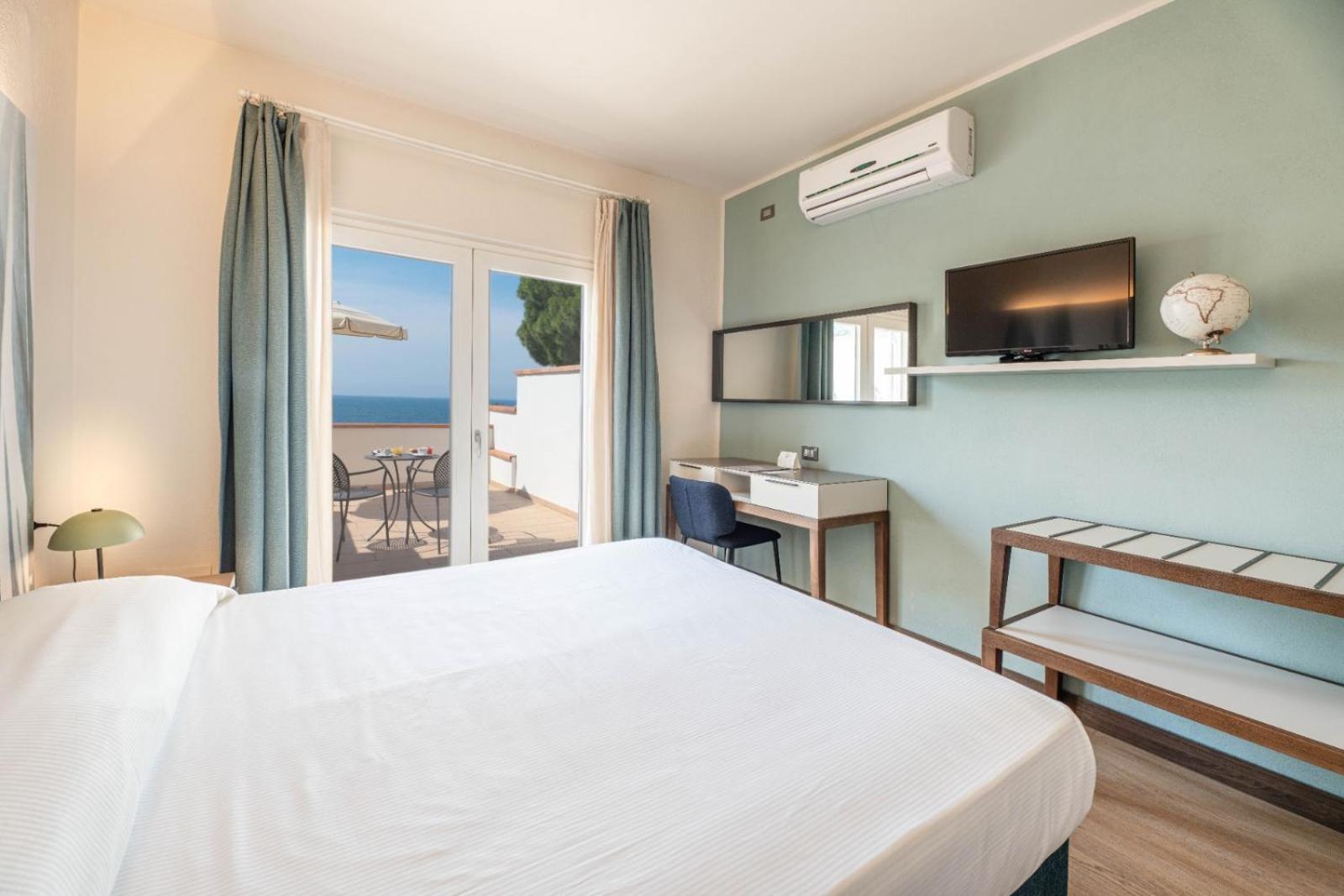 Hotel Baia Imperiale Spiaggia di Cavoli Eksteriør billede