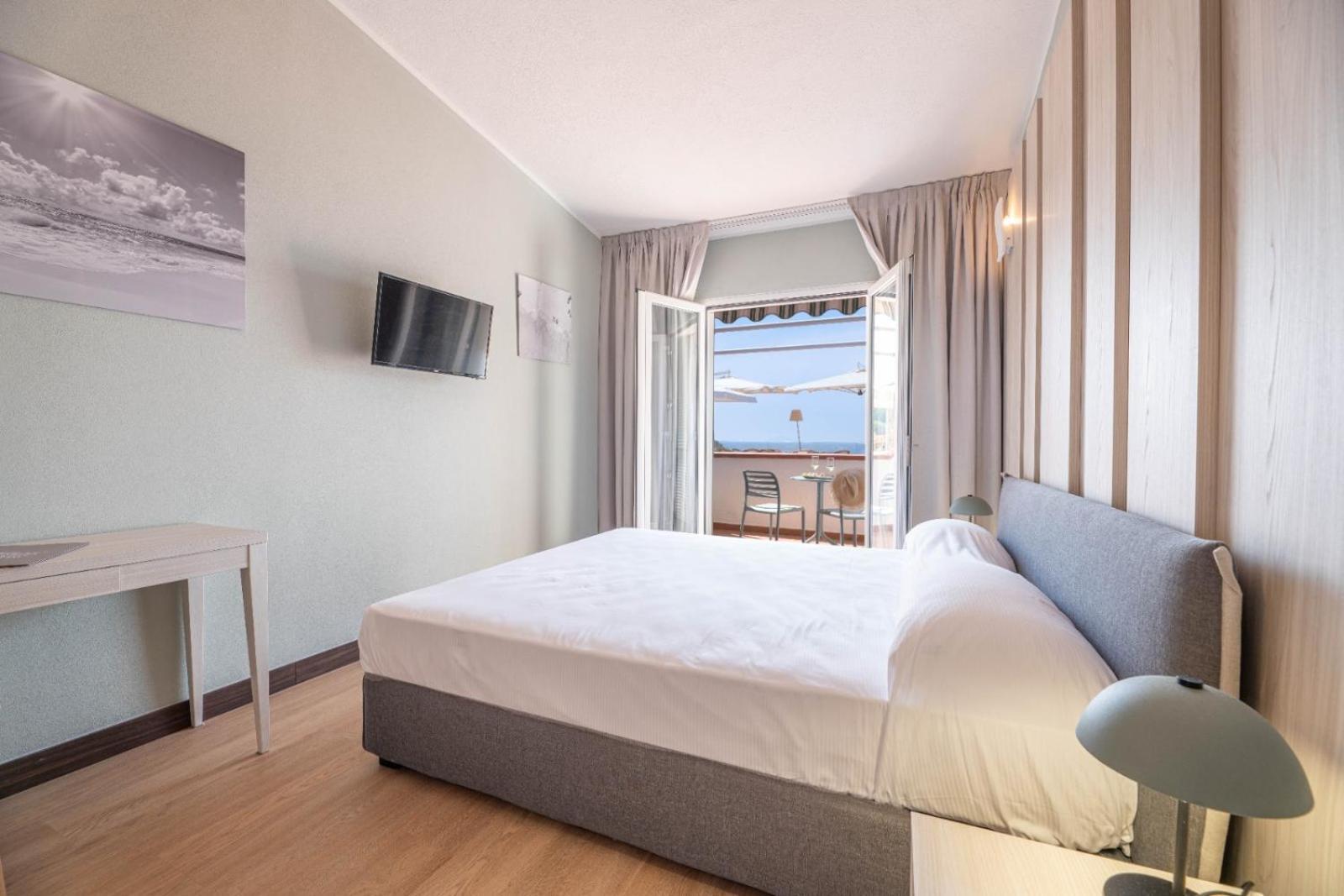 Hotel Baia Imperiale Spiaggia di Cavoli Eksteriør billede